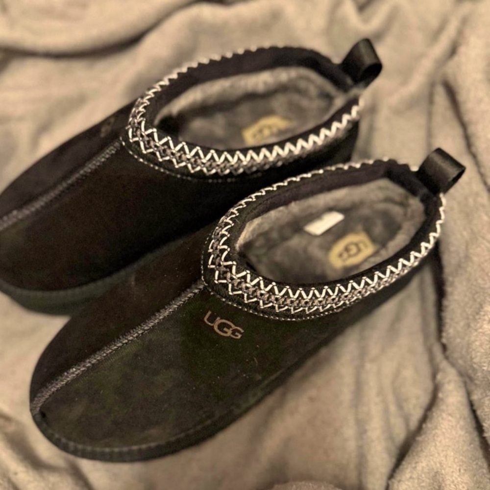 Hey I’m selling my Ugg’s I just got from champs brand new they were display